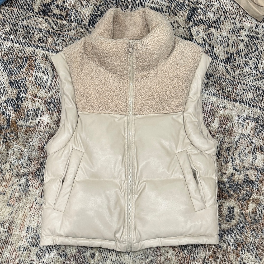 Evereve Cream Vest with Sherpa Detail